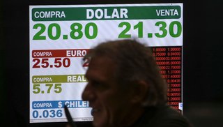 El dólar marcó un nuevo récord y cerró a 21,52 pesos
