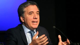 Dujovne reconoció que la disparada del dólar se trasladará a los precios