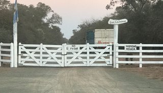 Una finca está tomada con armas desde hace 20 días