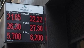 El dólar revierte la baja inicial y sube a 22,30 pesos