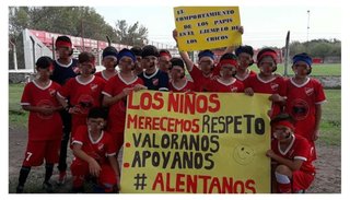 Le gritaron "nena" porque usaba vincha y sus compañeros tuvieron un gesto ejemplar