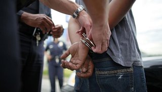 Abusó de una adolescente, lo detuvieron y le secuestraron un arma de fuego