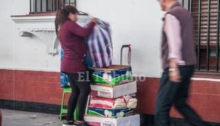 Manteros: Nos persiguen como si fuésemos delincuentes