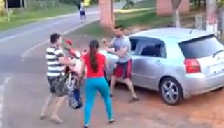 VIDEO. Confundió a su suegro con un amante y lo molió a piñas