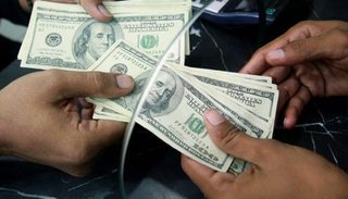 Sin freno, el dólar volvió a subir y cerró arriba de los 23 pesos