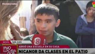 Emocionante: Nene de 12 años fundó una escuela en el fondo de una casa