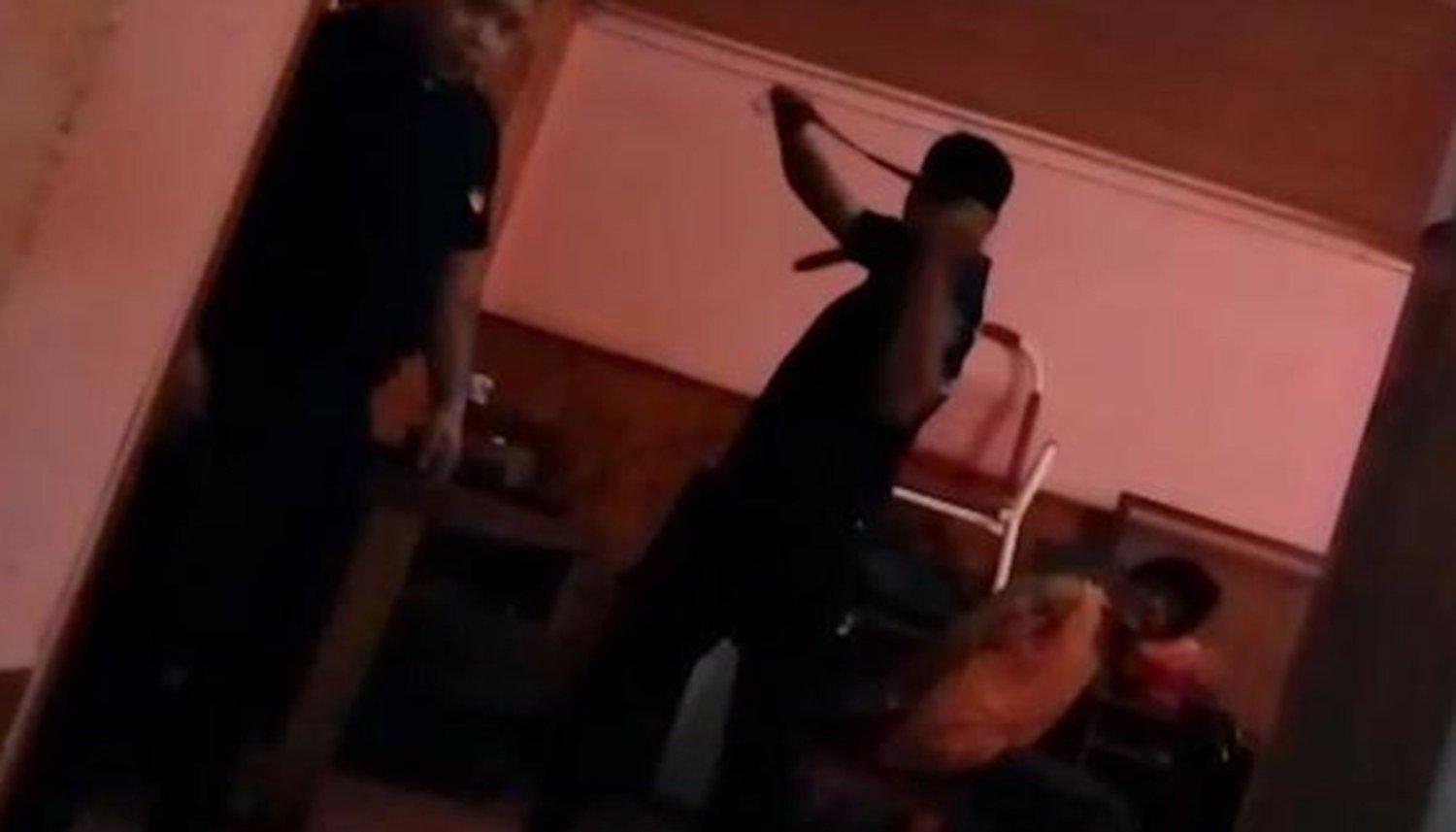 Policías torturaron con un cinturón a un detenido — Látigo y látigo Policías torturaron con un cinturón a un detenido — Látigo y látigo