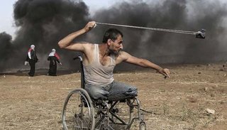 Un palestino sin piernas asesinado por disparos israelíes, símbolo de la masacre en Gaza