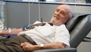 Se retiró el hombre con el "brazo de oro": su sangre salvó a más de dos millones de bebés