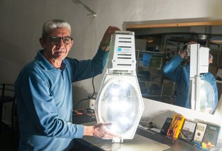 El seÃ±or de las luces led, que fabrica sus productos para iluminar otras tierras