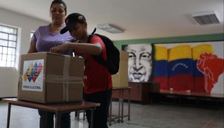 El antichavismo denuncia irregularidades en los comicios y habla de baja participación