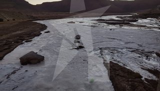 INCREÍBLE. Por el frio, se congeló la superficie del Rio Susques