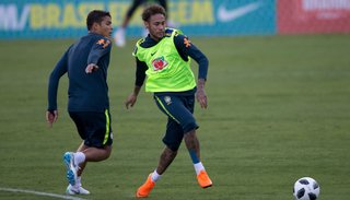 Neymar, en el equipo titular de Brasil