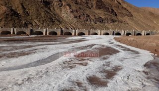 VIDEO: Río Susques amaneció congelado