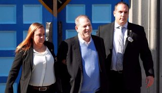 Weinstein fue inculpado por una violación y una agresión sexual tras entregarse a la policía