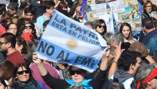 Multitudinaria marcha contra el Gobierno bajo el lema "La patria está en peligro"