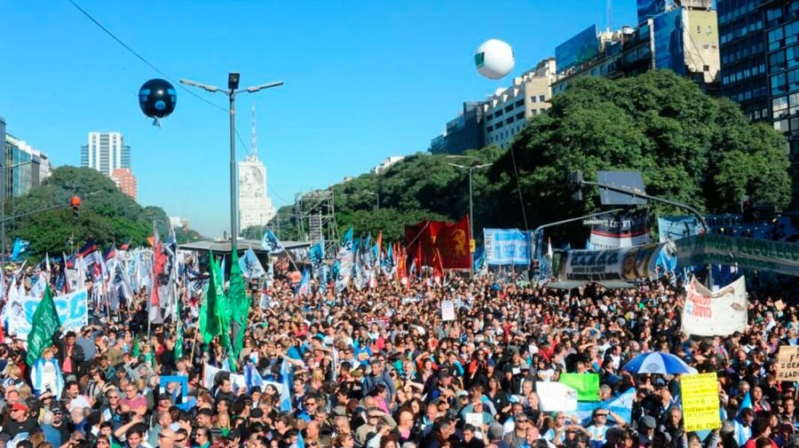 Mirá las mejores fotos de la marcha contra el FMI