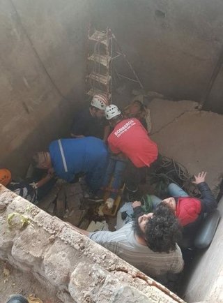 Cedió una tapa de cemento y 8 chicos se salvaron de lo peor al caer a un pozo
