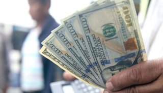 El dólar "dio un respiro", luego de cerrar la semana a $38