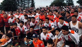 Una fiesta: Cafayate se vistió de rojo y blanco con el Burrito y Compañía