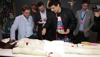 VIDEO Ministro de Cambiemos partió una torta con forma de Cristo y desató una polémica