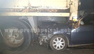 Chocó contra un camión y quedó incrustado debajo de la caja