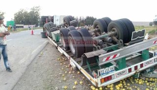 Camión cargado de limones volcó en ruta nacional 34