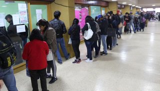 Gran fila de desempleados llegó a la Bolsa de Trabajo