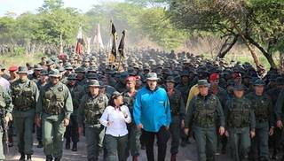 Mientras Maduro se mostró con los militares, el llamado de Guaidó a acudir a los cuarteles tuvo escasa respuesta