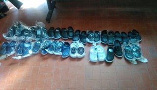 Abandonan una caja con calzado robado en un puesto de la feria