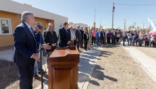 100 familias periqueñas recibieron sus viviendas