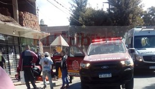Un obrero cayó sobre un tendido eléctrico, luego al piso, y murió