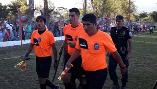 Agredieron al Ã¡rbitro Guillermo CatalÃ¡ y suspendiÃ³ el partido en Calilegua