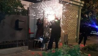 Quiso entrar a la casa de su ex y quedó incrustado en la reja