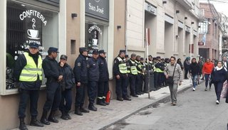 Con presencia de Infantería, trabajadores realizaron una olla popular en Vialidad de la Provincia