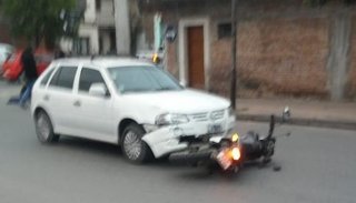 Fuerte choque entre una moto y un automóvil en la esquina de Ayacucho y Mendoza