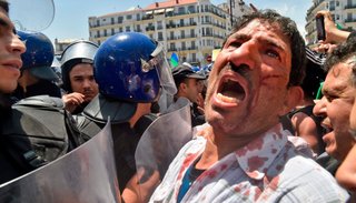 Llenos de ira los argelinos, piden también "que se vayan todos"