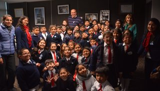 Niños repartieron escarapelas