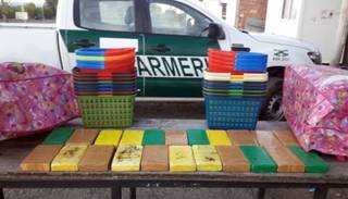Transportaban 22 kilos de cocaína en canastos y baldes