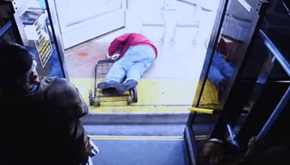 Un abuelo murió al ser empujado desde un colectivo en movimiento por una mujer