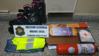 Fueron descubiertos al forzar y robar elementos en un automóvil