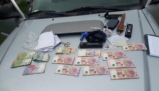 Sospechosos demorados ebrios y dinero dudoso