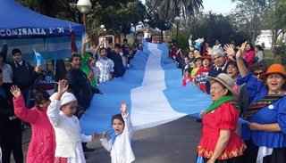 Niños con trajes típicos repartieron cientos de escarapelas
