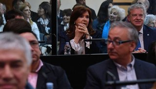 Desde la última fila de la sala, CFK estuvo en el inicio del juicio
