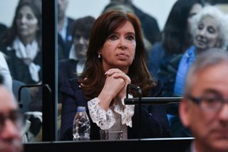 Cristina Kirchner escuchó las acusaciones en su contra sentada en la última fila