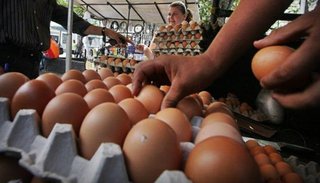 Un país donde un huevo cuesta como millones de litros de nafta