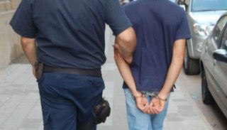 Tenía restricción perimetral, pero agredió a su ex y terminó detenido
