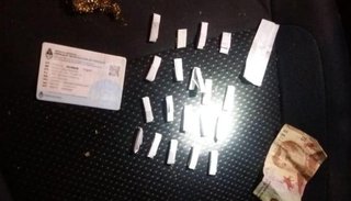 Intentó deshacerse de cocaína