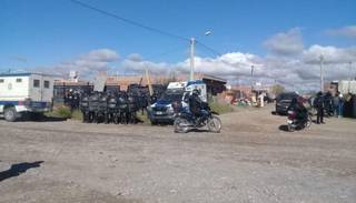 Video. Barrio San Calixto: Momentos de tensión entre vecinos y la policía por una orden de desalojo