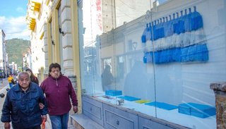 “Mayo Patrio” interpela al transeúnte desde una vidriera